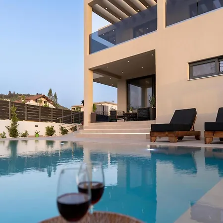 Villa Diamond With Swimming Pool In *